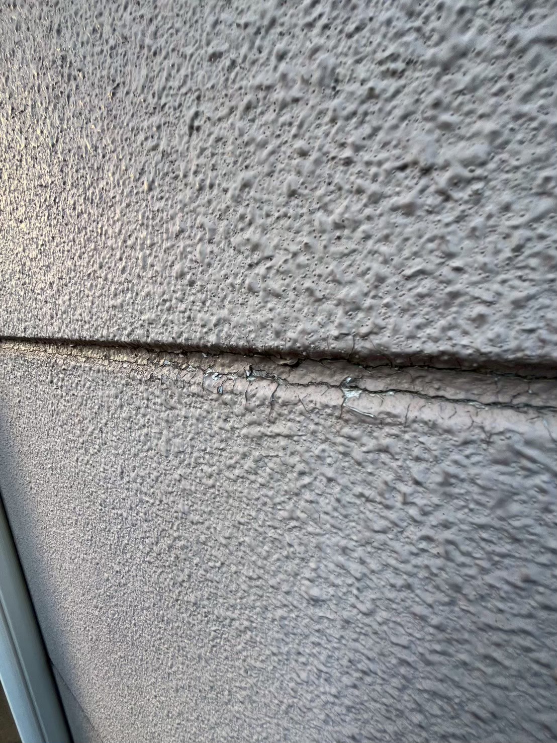 外壁の目地部に見られるひび割れ